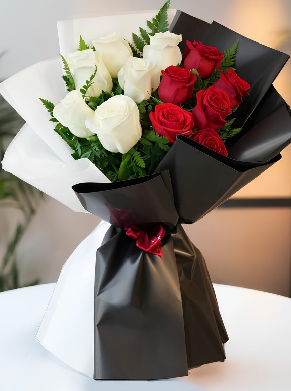 12 Adet Kırmızı Beyaz Gül Buketi