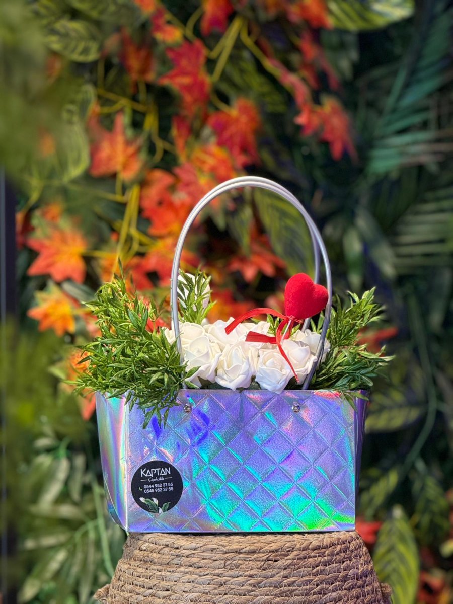 Çantada Beyaz Güller