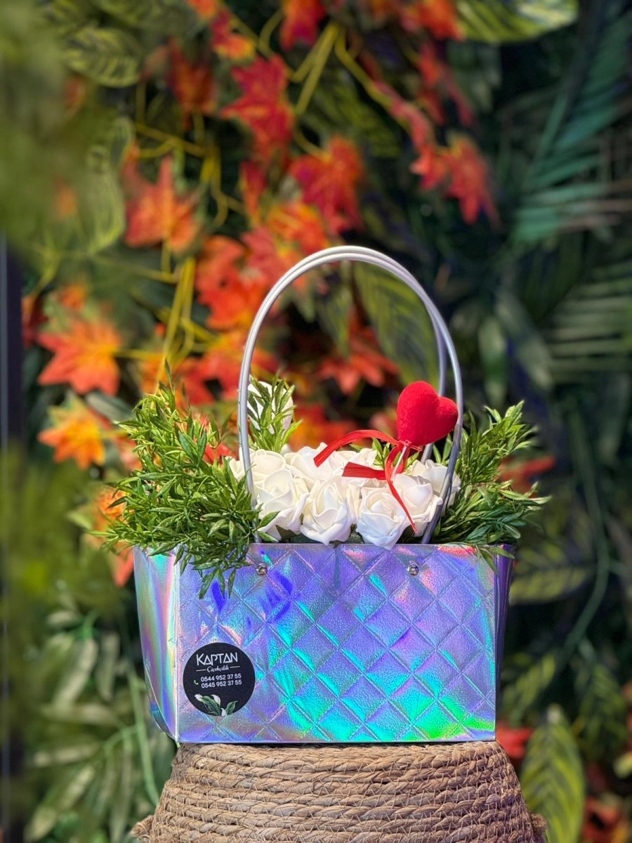 Çantada Beyaz Güller