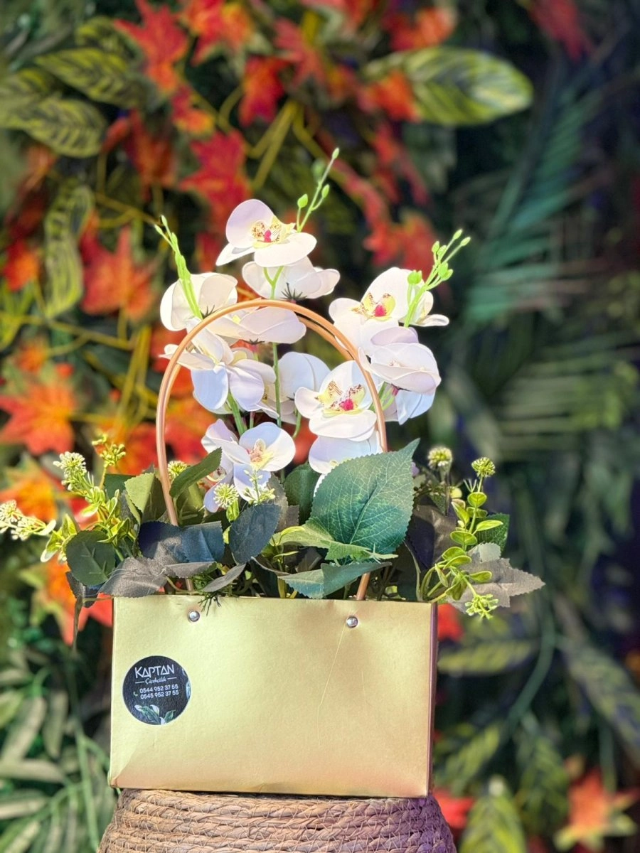 Çantada Beyaz Orkideler