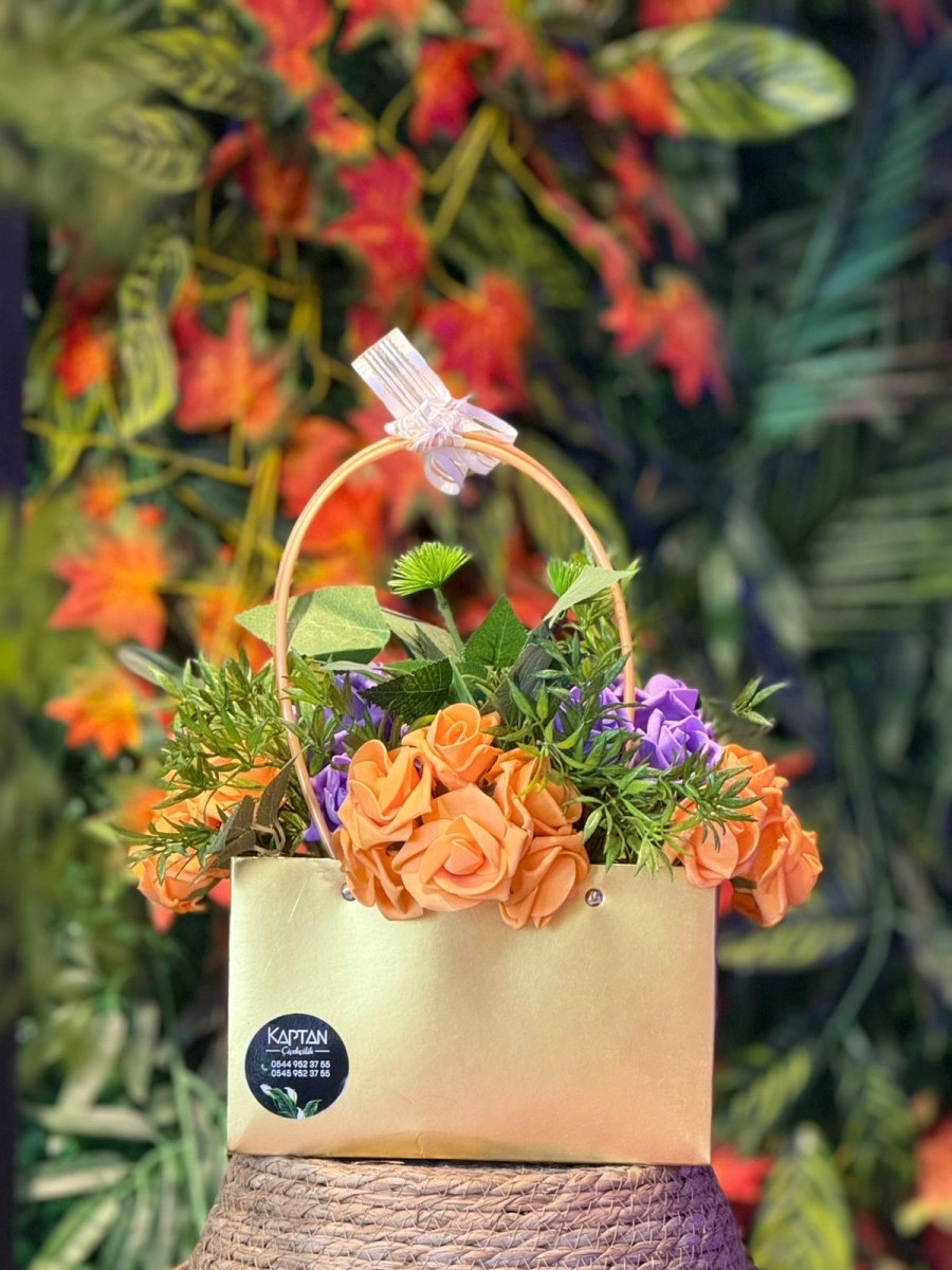 Çantada Turuncu Güller