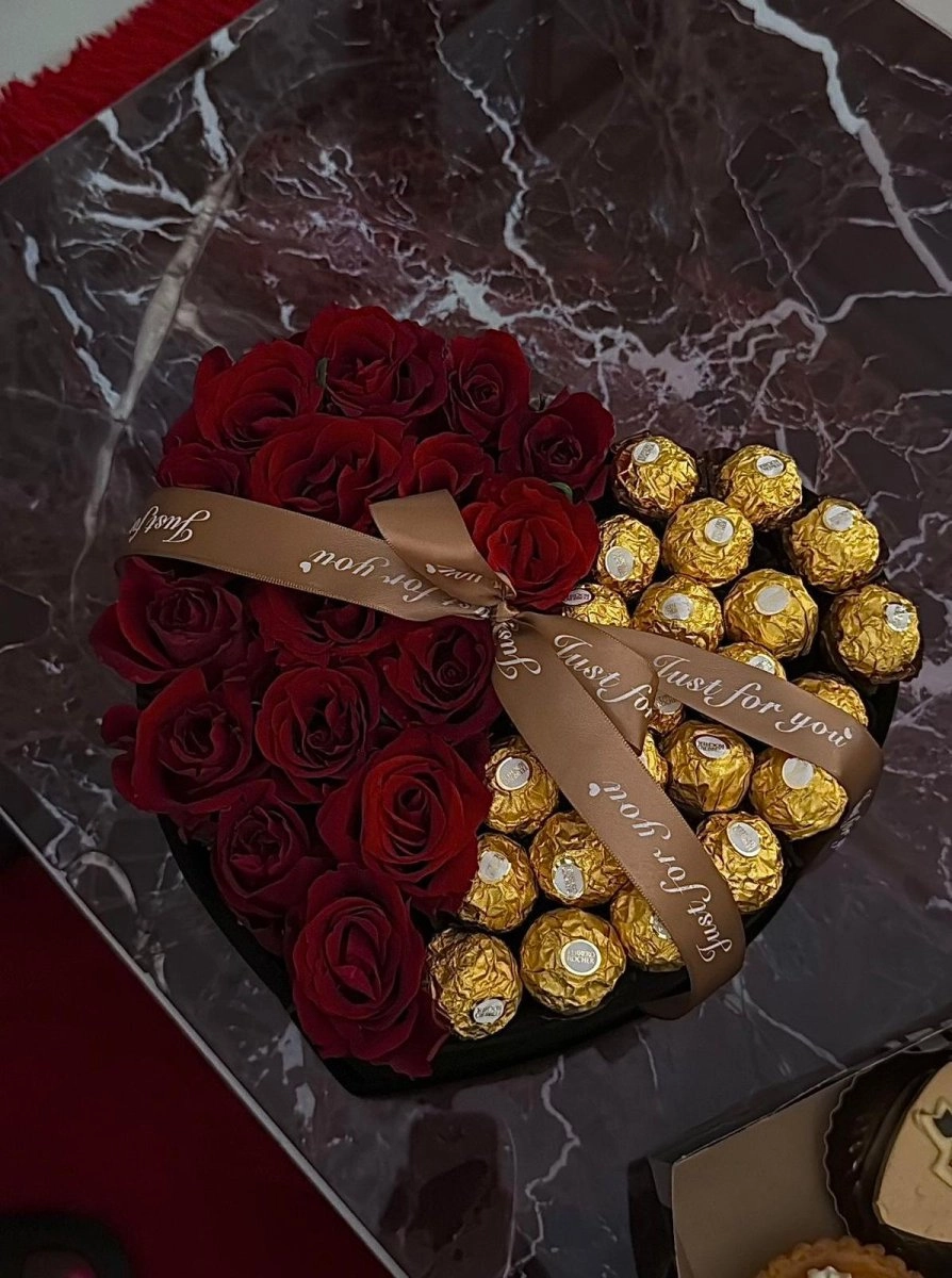 Çikolata Ve 18 Adet Gül